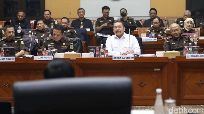 Jaksa Agung Paparkan Kasus Ronald Tannur-Tom Lembong ke Komisi III DPR Jaksa Agung ST Burhanuddin ikuti rapat kerja dengan Komisi III DPR RI. Jaksa Agung memaparkan kasus Ronald Tannur hingga kasus Tom Lembong.