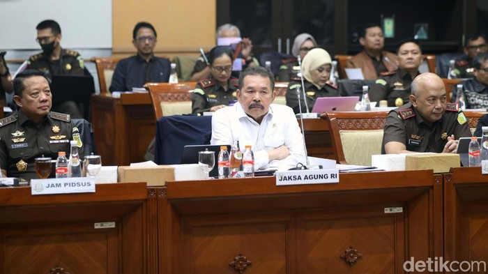 Jaksa Agung ST Burhanuddin ikuti rapat kerja dengan Komisi III DPR RI. Jaksa Agung memaparkan kasus Ronald Tannur hingga kasus Tom Lembong.