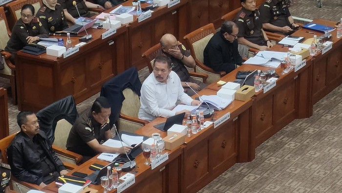 Komisi III DPR menggelar rapat kerja dengan Jaksa Agung, ST Burhanuddin, di ruang Komisi III DPR kompleks parlemen, Senayan, Jakarta Pusat, Rabu (13/11/2024).