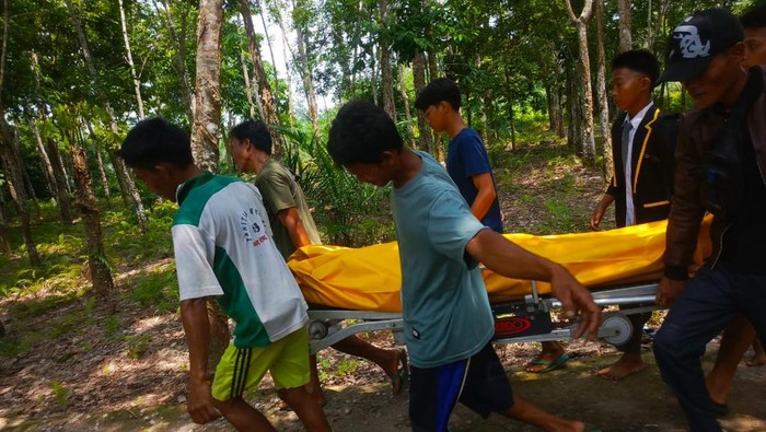 Jasad korban saat dievakuasi