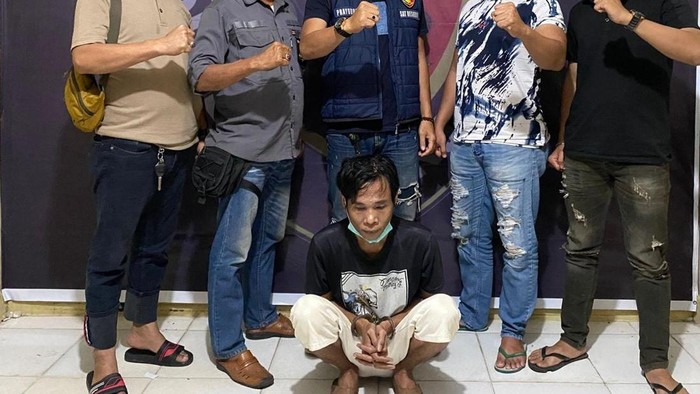 Jon Heri saat ditangkap polisi karena tindak pidana perjudian togel online di Ogan Ilir