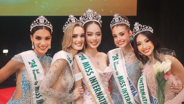 Para juara Miss International 2024. Perwakilan Indonesia Sophie Kirana (paling kanan) menjadi Top 5 Miss International 2024.