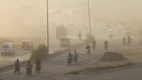 Menurut pemantau kualitas udara berbasis di Swiss, IQAir, indeks kualitas udara (AQI) Lahore mencapai 609 sekitar pukul 9 pagi waktu setempat (0400 GMT), menempatkannya di antara kota-kota paling tercemar di dunia. REUTERS/Akhtar Soomro  