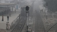 Rumah sakit di Lahore melaporkan lonjakan signifikan dalam penerimaan pasien, terutama di kalangan anak-anak, karena penyakit terkait kabut asap seperti masalah pernapasan, asma, dan penyakit kardiovaskular. REUTERS/Quratulain Asim  