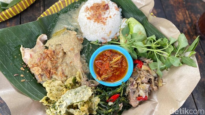 Kandang Ingkung: Spesial! Ayam Ingkung Kuah Santan di Resto Ndeso