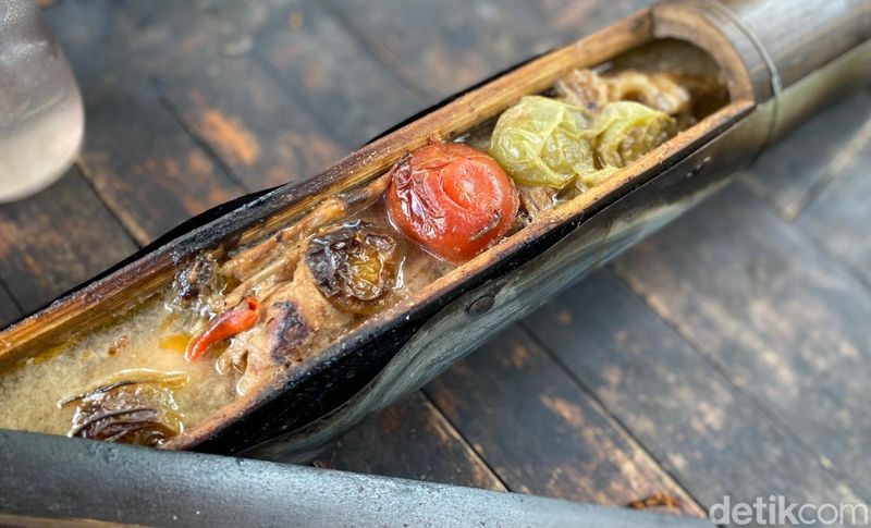Kandang Ingkung: Spesial! Ayam Ingkung Kuah Santan di Resto Ndeso