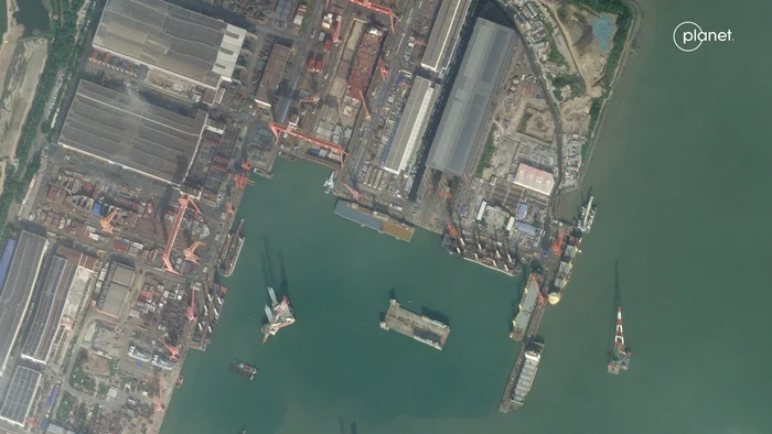 China tampaknya membangun sebuah kapal induk yang baru dan tidak biasa. Kapal ini menarik perhatian para ahli karena berpotensi menjadi yang pertama di jenisnya. Para ahli memperkirakan kapal tersebut dapat meningkatkan kekuatan maritim China yang berkembang pesat.