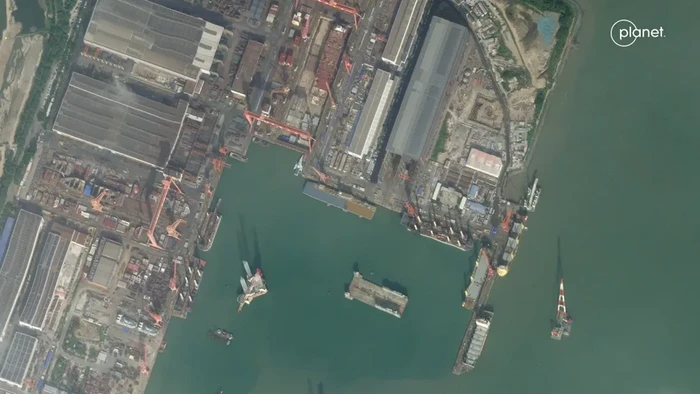 China tampaknya membangun sebuah kapal induk yang baru dan tidak biasa. Kapal ini menarik perhatian para ahli karena berpotensi menjadi yang pertama di jenisnya. Para ahli memperkirakan kapal tersebut dapat meningkatkan kekuatan maritim China yang berkembang pesat.