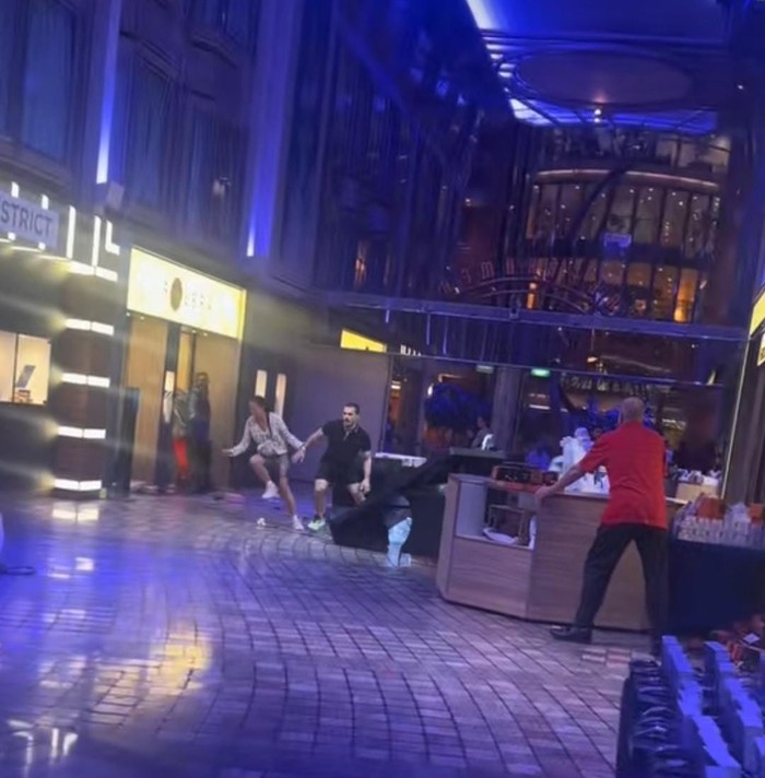 Kapal pesiar Explorer of the Seas diterpa angin kencang hingga dalaman kapal miring.