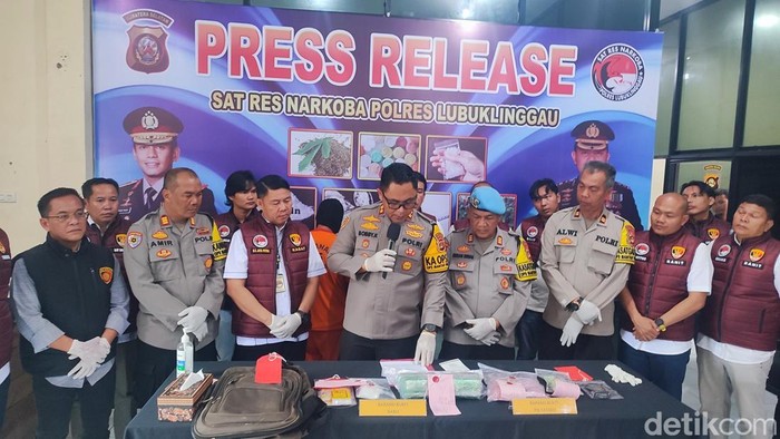 Kapolres Lubuklinggau AKBP Bobby Kusumawardhana saat merilis ungkap kasus pengedar dan bandar narkoba di Lubuklinggau