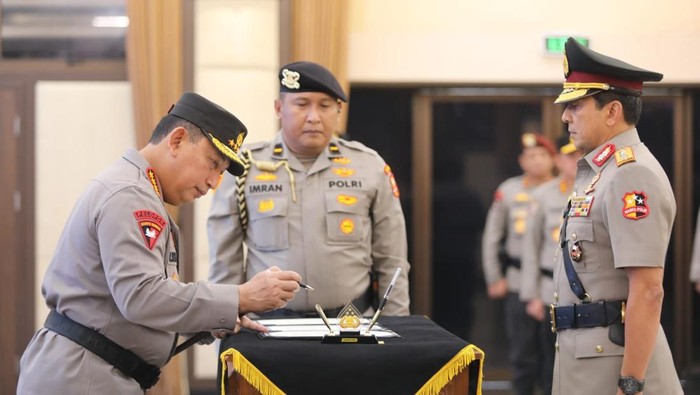 Kapolri Jenderal Listyo Sigit Prabowo lantik Komjen Ahmad Dofiri jadi Wakapolri