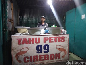 Cerita Kariri Puluhan Tahun Jualan Tahu Petis 99 Cirebon