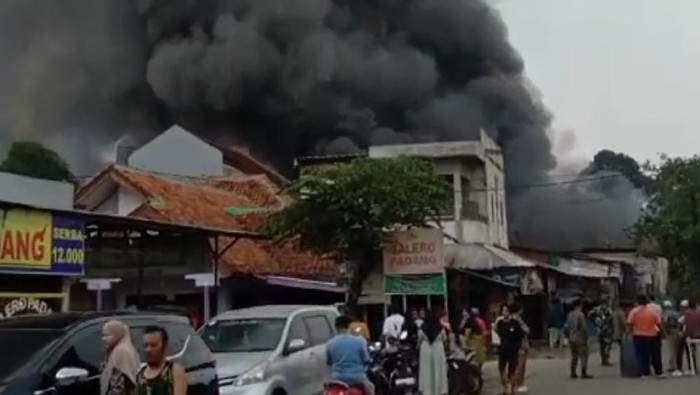 Kebakaran gudang dekorasi di Bogor