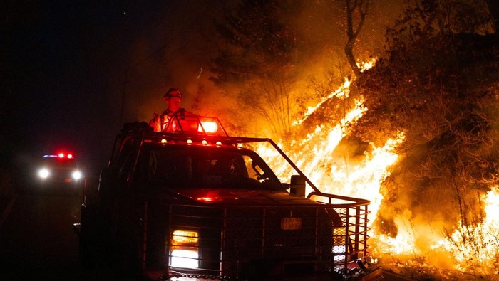 Kebakaran Hutan di New Jersey AS Meluas Firefighters monitor the Jennings Creek Wildfire impacting Passaic County, NJ and Orange County, NY near Jennings Creek, New Jersey, U.S. November 9, 2024. New Jersey Department of Environmental Protection/Handout via REUTERS THIS IMAGE HAS BEEN SUPPLIED BY A THIRD PARTY