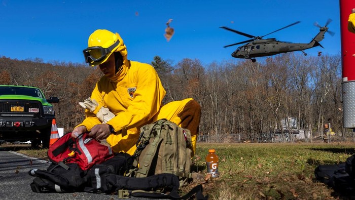 Kebakaran Hutan di New Jersey AS Meluas Firefighters monitor the Jennings Creek Wildfire impacting Passaic County, NJ and Orange County, NY near Jennings Creek, New Jersey, U.S. November 9, 2024. New Jersey Department of Environmental Protection/Handout via REUTERS THIS IMAGE HAS BEEN SUPPLIED BY A THIRD PARTY
