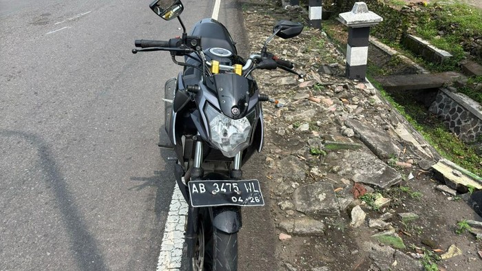 Penampakan motor yang menabrak kakek tengah menyeberang jalan di Jalan Jogja-Wates, Kulon Progo, Rabu (13/11/2024).