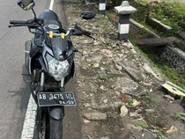 Brakk! Kakek Sedang Menyeberang Ditabrak Sepeda Motor di Kulon Progo