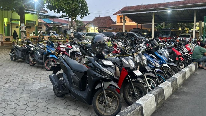 Puluhan kendaraan bermotor yang masih berada di Polres Bantul.