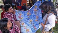Pengunjung melihat-lihat batik karya penyandang disabilitas yang dipamerkan di Kompleks Pendopo Pengabdian Kota Magelang, Jawa Tengah, Selasa (12/11/2024).
