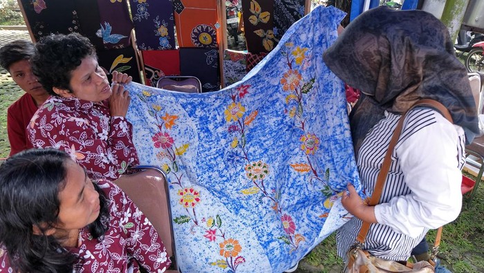 Keren! Batik-batik Ini Karya Penyandang Disabilitas Pengunjung melihat-lihat batik karya penyandang disabilitas di gerai Komunitas Batik Disabilitas saat pameran UMKM di kompleks Pendopo Pengabdian Kota Magelang, Jawa Tengah, Selasa (12/11/2024). Dinas Tenaga Kerja Kota Magelang melalui Unit Layanan Disabilitas (ULD) bidang ketenagakerjaan memberikan pelatihan ketrampilan membatik dan pendampingan kepada penyandang disabilitas guna pemberdayaan untuk meningkatkan ekonomi dan pemenuhan hak penyandang disabilitas dalam bekerja. ANTARA FOTO/Anis Efizudin/foc.