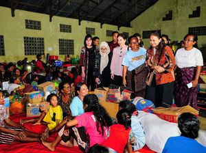 Ketum Bhayangkari Tinjau Pengungsian Warga Korban Erupsi Lewotobi Laki-laki