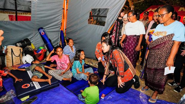 Ketum Bhayangkari, Juliati Sigit Prabowo, meninjau dan menyalurkan bantuan ke posko pengungsian bencana erupsi Gunung Lewotobi Laki-laki di NTT (dok Istimewa)