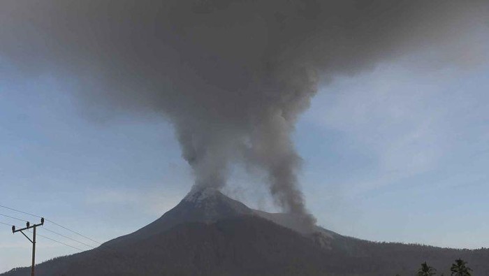 Kolom asap bercampur abu erupsi yang keluar dari kawah Gunung Lewotobi Laki-laki terlihat dari Desa Pululera di Wulanggitang, Kabupaten Flores Timur, Nusa Tenggara Timur, Senin (11/11/2024). ANTARA FOTO/Aditya Pradana Putra/YU