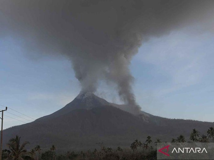 Kolom asap bercampur abu erupsi yang keluar dari kawah Gunung Lewotobi Laki-laki terlihat dari Desa Pululera di Wulanggitang, Kabupaten Flores Timur, Nusa Tenggara Timur, Senin (11/11/2024). ANTARA FOTO/Aditya Pradana Putra/YU