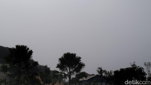 Mendung abu vulkanis erupsi Gunung Lewotobi Laki-laki di langit Labuan Bajo, Manggarai Barat, NTT, Rabu (13/11/2024) siang. (Ambrosius Ardin/detikBali)