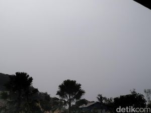 Pemandangan Ngeri Langit Labuan Bajo Gelap Tertutup Abu Vulkanik Gunung Lewotobi