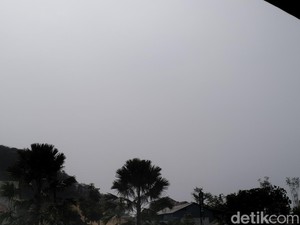 Pemandangan Ngeri Langit Labuan Bajo Gelap Tertutup Abu Vulkanik Gunung Lewotobi