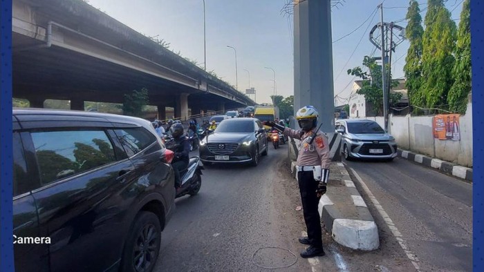 Lalin di Jl Rawa Buaya Cengkareng Jakbar Macet Imbas Perbaikan Jalan