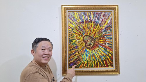 Seniman Sam Sianata menunjukkan lukisan karyanya. (Dok. Pribadi Sam Sianata)