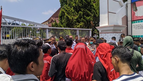 Mahasiswa dari organisasi LMND NTB berdemonstrasi di Kantor DPRD NTB, Rabu (1311/2024). (Ahmad Viqi/detikBali)
