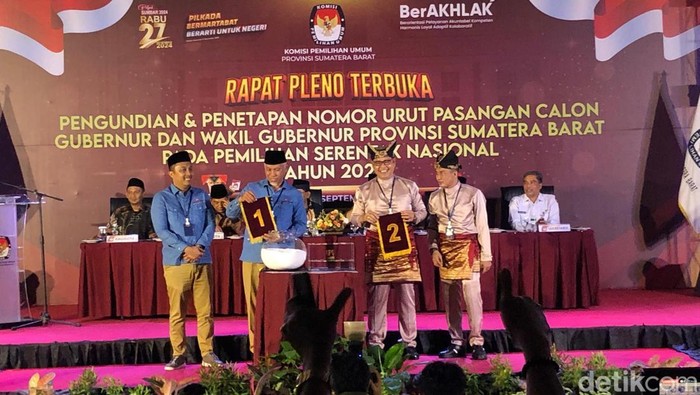 Mahyeldi-Vasko Ruseimy dan Epyardi Asda-Ekos Albar saat mengambil nomor urut (Foto: dok. M. Afdal Afrianto/detikSumut).