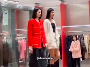 Viral Manekin Hidup Jalan di Treadmill Depan Toko, Bikin Kaget Pengunjung