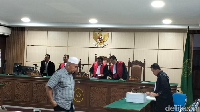 Mantan Kepala Dinas Pendidikan (Kadisdik) Aceh Rachmat Fitri disidang kasus korupsi westafel. (Agus Setyadi/detikSumut)