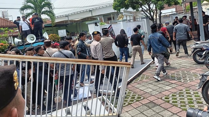 Massa demo Bawaslu Jember