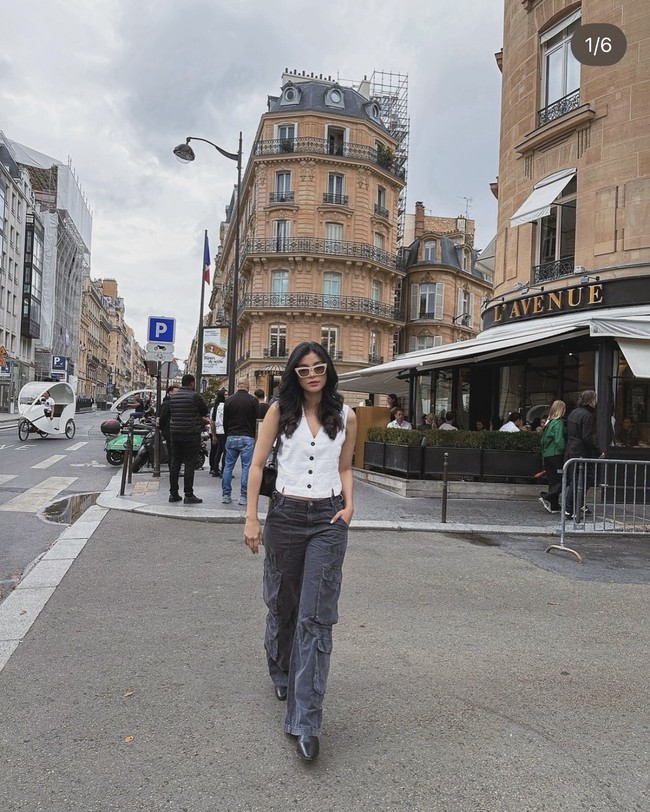 Medina mulai aktif di dunia entertainment sejak tahun 2007 dengan membintangi beberapa FTV. Namanya kemudian semakin dikenal setelah memerankan karakter Wiwik dalam sinetron Suami-suami Takut Istri. Foto: Instagram/@medinadinaaa