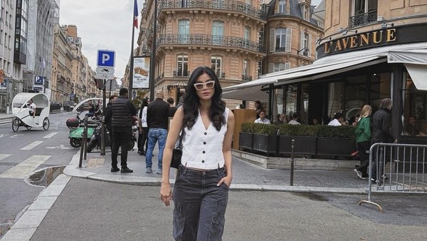 8 Gaya Stylish Medina Dina Liburan, Diisukan Jadi Pacar Baru Gading Marten