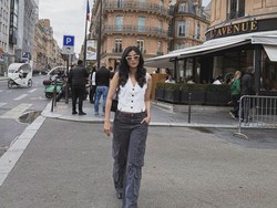 8 Gaya Stylish Medina Dina Liburan, Diisukan Jadi Pacar Baru Gading Marten