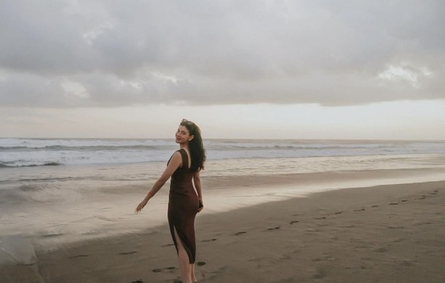 Melalui akun Instagram pribadinya yang sudah memiliki pengikut lebih dari 1,3 juta, Medina kerap membagikan foto-fotonya saat liburan. Terlihat wanita 37 tahun itu memiliki gaya yang stylish. Foto: Instagram/@medinadinaaa