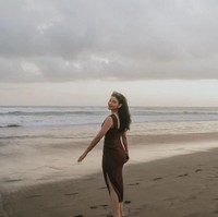 Melalui akun Instagram pribadinya yang sudah memiliki pengikut lebih dari 1,3 juta, Medina kerap membagikan foto-fotonya saat liburan. Terlihat wanita 37 tahun itu memiliki gaya yang stylish. Foto: Instagram/@medinadinaaa