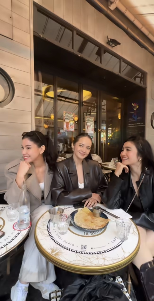 Medina juga diketahui bersahabat dengan Enzy Storia dan Febby Rastanty. Ketiganya kerap bepergian bersama. Foto: Instagram/@medinadinaaa