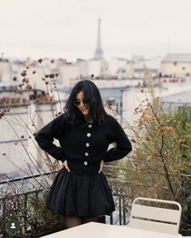 Sering bertolak ke luar negeri, pesona Medina Dina berhasil curi atensi. Ia juga selalu berhasil tampil memukau, seperti dalam foto saat dirinya tampil serba hitam dengan memadukan rok pendek dan atasan lengan panjang berwarna hitam. Penampilannya juga makin stylish dengan kaca mata hitam. Foto: Instagram/@medinadinaaa