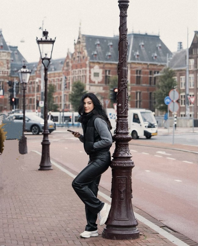 Dari beberapa unggahan yang dibagikan juga terlihat bahwa Medina sempat beberapa kali berlibur ke luar negri bersama para sahabatnya dan Gading Marten. Medina pun tampaknya sudah cukup dekat dengan putri semata wayang Gading, Gempita Nora Marten. Melandir detikhot, Medina rupanya menjadi satu-satunya wanita yang dikenalkan Gading ke ayahnya, Roy Marten. Ya memang betul (Medina wanita satu-satunya yang Gading kenalkan setelah 5 tahun menduda). Cuma... jadi di keluarga kami ada hukum tak tertulis bahwa setiap orang dewasa berhak menentukan hidupnya, jalan hidupnya, kata Roy Marten. Foto: Instagram/@medinadinaaa