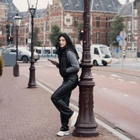 Dari beberapa unggahan yang dibagikan juga terlihat bahwa Medina sempat beberapa kali berlibur ke luar negri bersama para sahabatnya dan Gading Marten. Medina pun tampaknya sudah cukup dekat dengan putri semata wayang Gading, Gempita Nora Marten. Melandir detikhot, Medina rupanya menjadi satu-satunya wanita yang dikenalkan Gading ke ayahnya, Roy Marten. Ya memang betul (Medina wanita satu-satunya yang Gading kenalkan setelah 5 tahun menduda). Cuma... jadi di keluarga kami ada hukum tak tertulis bahwa setiap orang dewasa berhak menentukan hidupnya, jalan hidupnya, kata Roy Marten. Foto: Instagram/@medinadinaaa