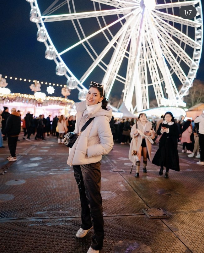 Medina Dina belakangan tengah jadi sorotan karena digosipkan menjadi pacar baru Gading Marten. Medina Dina sendiri dikenal sebagai seorang aktris, selebgram, dan juga presenter Indonesia. Foto: Instagram/@medinadinaaa