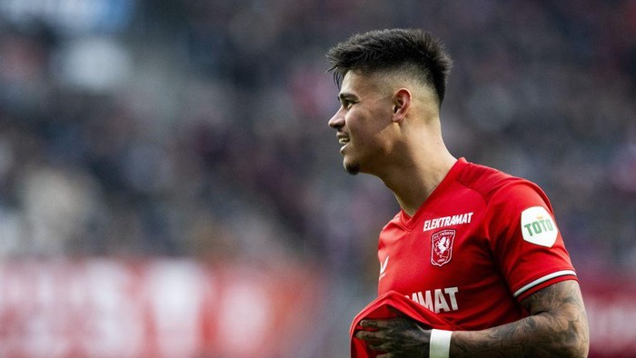 ENSCHEDE - Mees Hilgers of FC Twente during the Dutch Eredivisie match between FC Twente and Ajax Amsterdam at Stadion De Grolsch Veste on Nov. 10, 2024 in Enschede, Netherlands. ANP OLAF KRAAK (Photo by ANP via Getty Images)