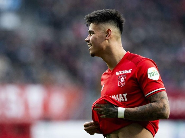 ENSCHEDE - Mees Hilgers of FC Twente during the Dutch Eredivisie match between FC Twente and Ajax Amsterdam at Stadion De Grolsch Veste on Nov. 10, 2024 in Enschede, Netherlands. ANP OLAF KRAAK (Photo by ANP via Getty Images)
